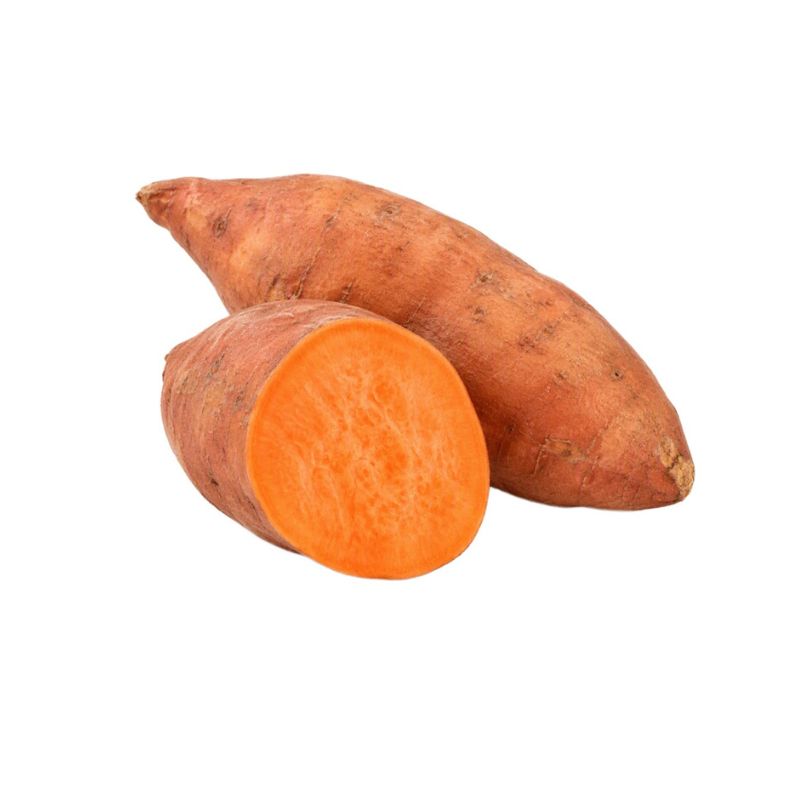 Patate douce entière et coupée sur fond blanc